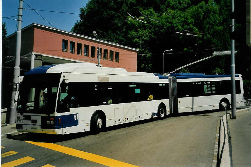 (054'107) - TL Lausanne - Nr. 555/VD 1654 - Van Hool am 22. Juni 2002 in Lausanne, Bellevaux