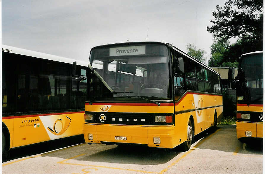 (054'227) - PTT-Regie - P 25'029 - Setra am 30. Juni 2002 in Yverdon, Garage