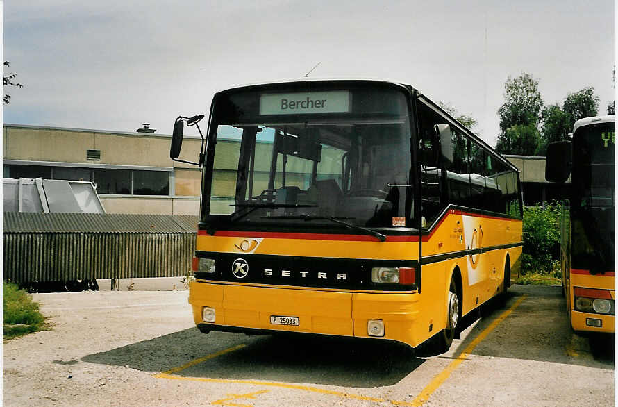 (054'228) - PTT-Regie - P 25'033 - Setra am 30. Juni 2002 in Yverdon, Garage