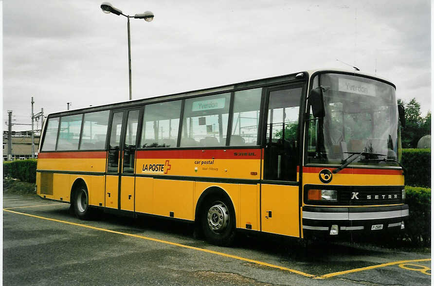 (054'404) - PTT-Regie - P 25'085 - Setra am 13. Juli 2002 in Yverdon, Garage