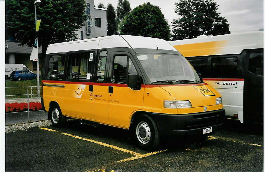 (054'405) - PTT-Regie - P 21'222 - Fiat am 13. Juli 2002 in Yverdon, Garage