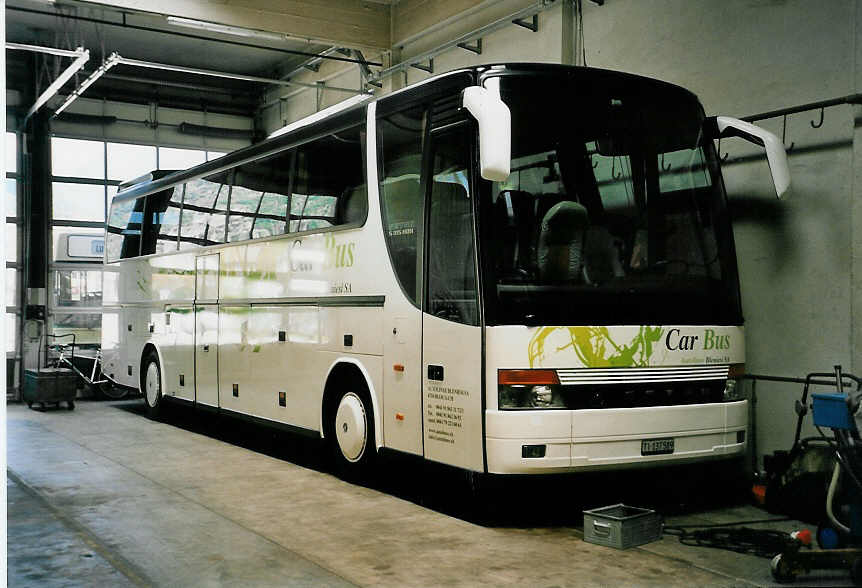 (054'606) - ABl Biasca - Nr. 15/TI 137'589 - Setra am 22. Juli 2002 in Biasca, Garage