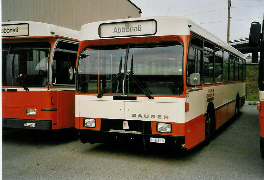 (054'727) - AMSA Chiasso - Nr. 14/TI 145'614 - Saurer/R&J am 23. Juli 2002 in Balerna, Garage