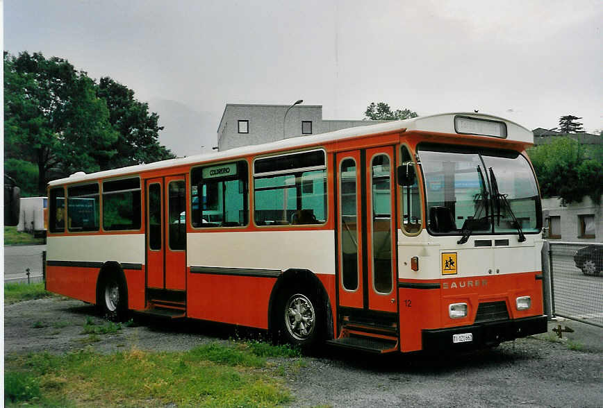 (054'737) - AMSA Chiasso - Nr. 12/TI 121'662 - Saurer/Hess am 23. Juli 2002 in Balerna, Garage