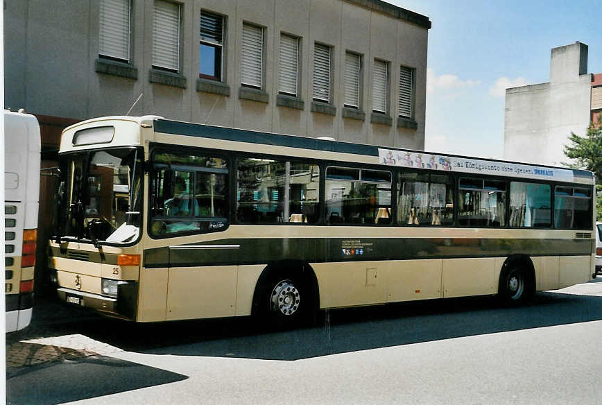 (055'112) - AZZK Zollikon - Nr. 25/ZH 492'025 - Mercedes/R&J am 27. Juli 2002 beim Bahnhof Ksnacht