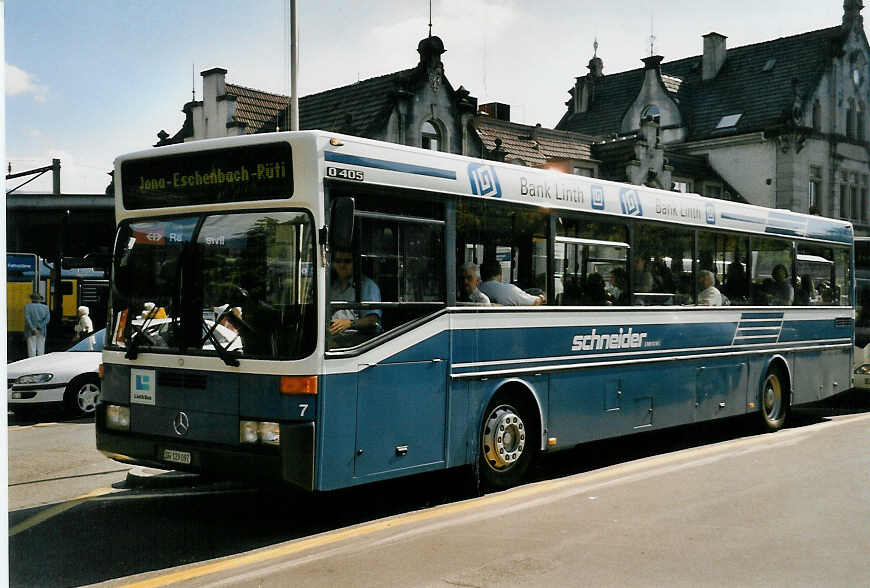 (055'115) - Schneider, Ermenswil - Nr. 7/SG 129'097 - Mercedes am 27. Juli 2002 beim Bahnhof Rapperswil