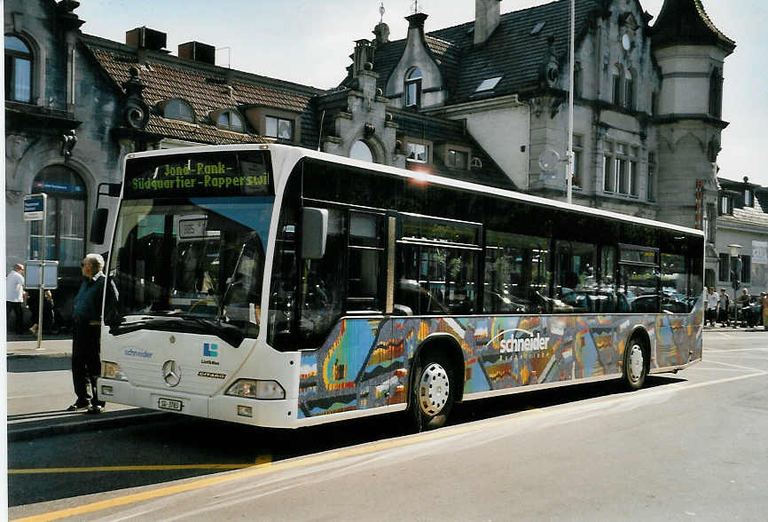 (055'116) - Schneider, Ermenswil - Nr. 13/SG 3786 - Mercedes am 27. Juli 2002 beim Bahnhof Rapperswil