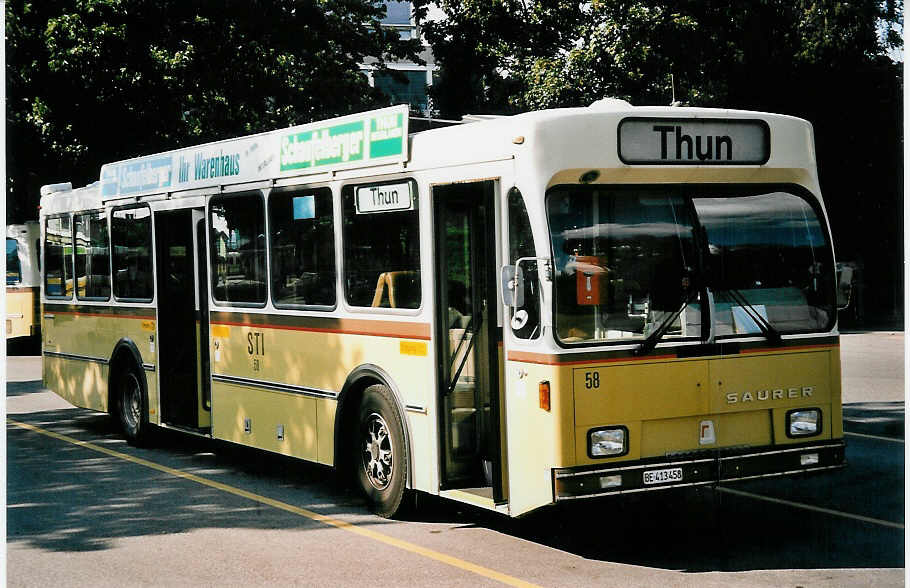 (055'404) - STI Thun - Nr. 58/BE 413'458 - Saurer/R&J am 17. August 2002 bei der Schifflndte Thun