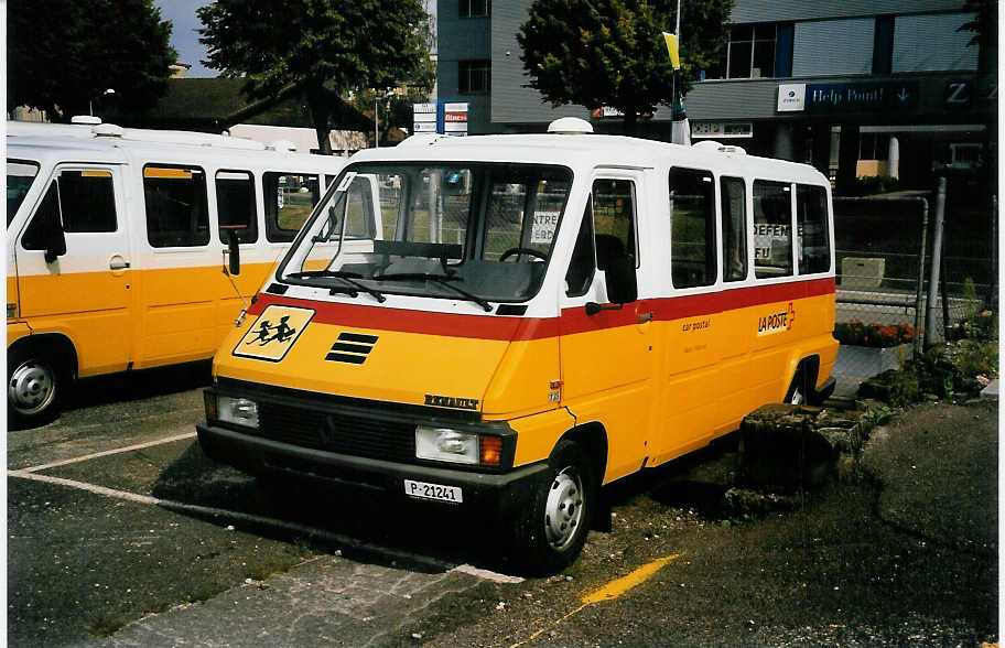 (055'514) - PTT-Regie - P 21'241 - Renault am 25. August 2002 in Yverdon, Garage