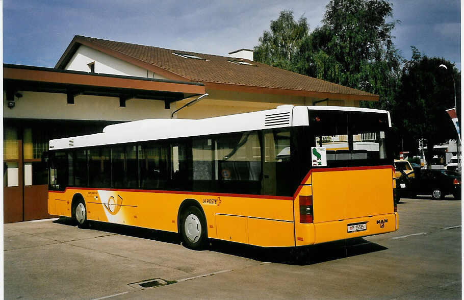 (055'515) - PTT-Regie - P 25'585 - MAN am 25. August 2002 in Yverdon, Garage