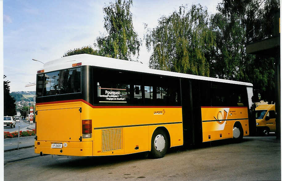 (055'521) - PTT-Regie - P 26'020 - Setra am 25. August 2002 in Yverdon, Garage