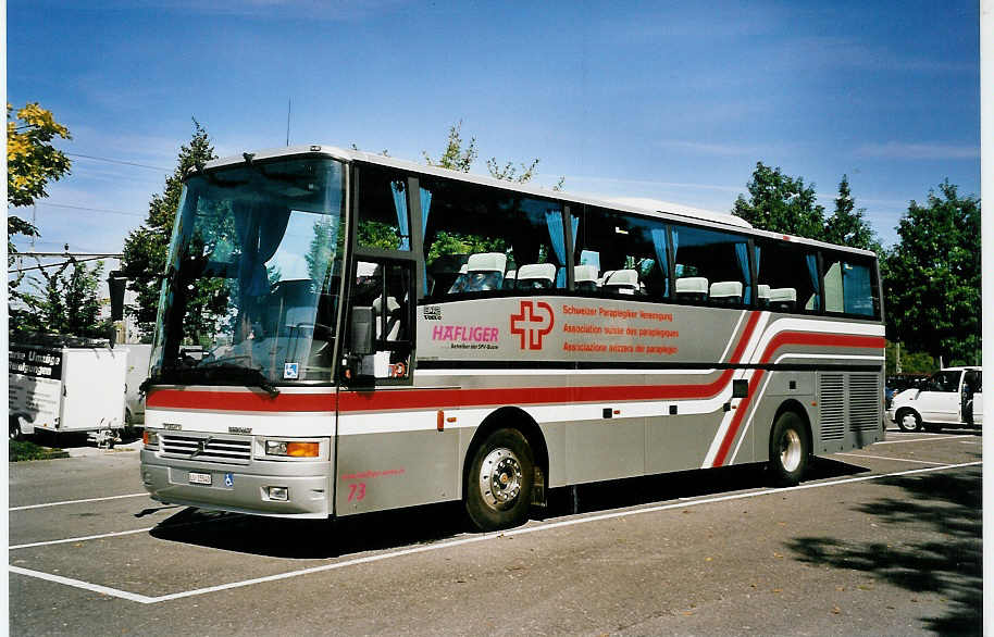 (055'928) - Hfliger, Sursee - Nr. 73/LU 15'540 - Volvo/Berkhof am 8. September 2002 in Thun, Seestrasse