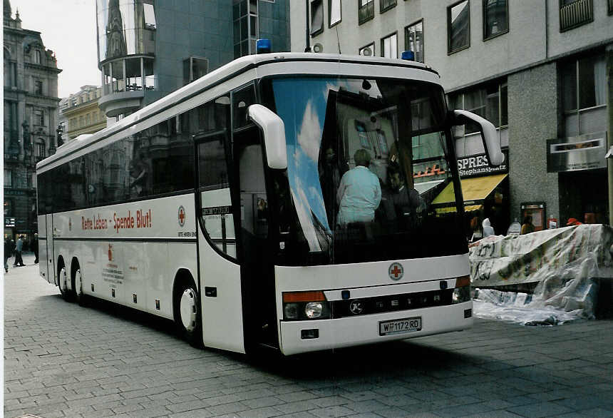 (056'326) - Oesterreichisches Rotes Kreuz, Wien - W 1172 RD - Setra am 7. Oktober 2002 in Wien, Stephansplatz