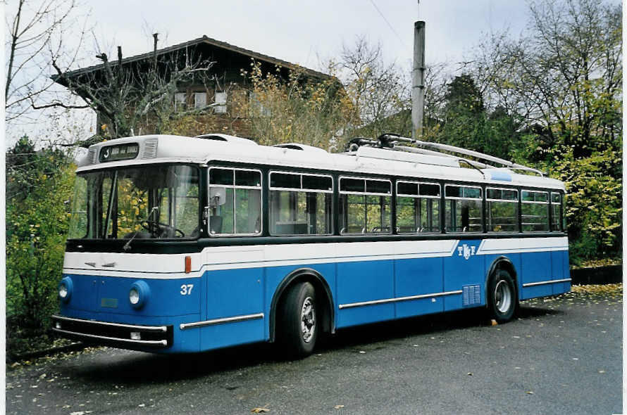 (057'212) - TF Fribourg - Nr. 37 - Saurer/Hess Trolleybus am 3. November 2002 in Fribourg, Garage