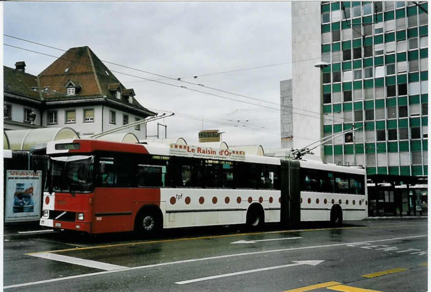 (057'310) - TPF Fribourg - Nr. 503/FR 300'407 - Volvo/Hess Gelenkduobus (ex TF Fribourg Nr. 103) am 3. November 2002 beim Bahnhof Fribourg