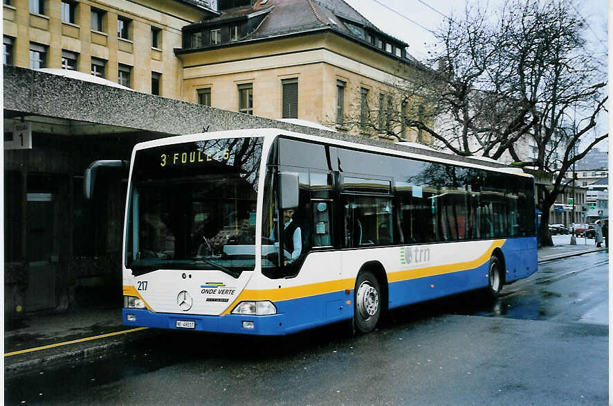 (057'401) - TC La Chaux-de-Fonds - Nr. 217/NE 49'217 - Mercedes am 30. November 2002 beim Bahnhof La Chaux-de-Fonds