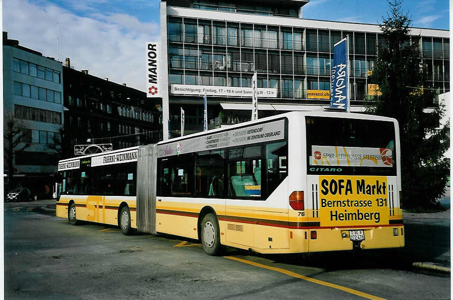 (057'519) - STI Thun - Nr. 76/BE 272'476 - Mercedes am 1. Dezember 2002 beim Bahnhof Thun