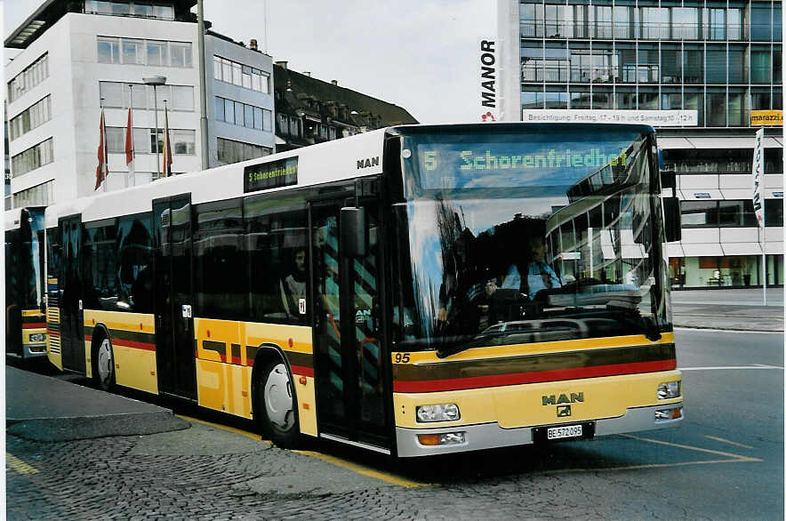 (057'520) - STI Thun - Nr. 95/BE 572'095 - MAN am 1. Dezember 2002 beim Bahnhof Thun