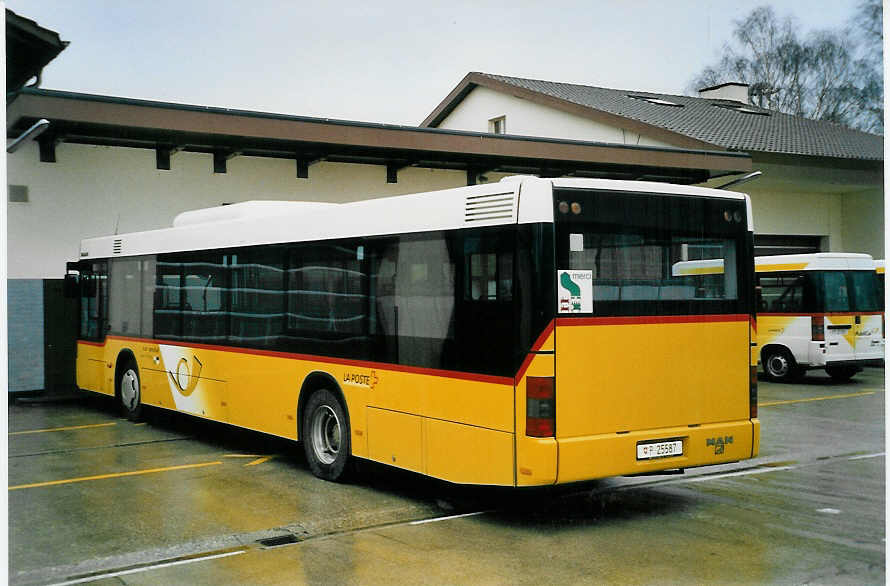 (058'021) - PTT-Regie - P 25'587 - MAN am 29. Dezember 2002 in Yverdon, Garage