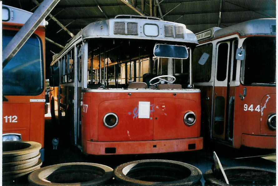 (058'234) - TPG Genve (AGMT) - Nr. 877 - Berna-SWP Trolleybus am 1. Januar 2003 in Genve, Dpt