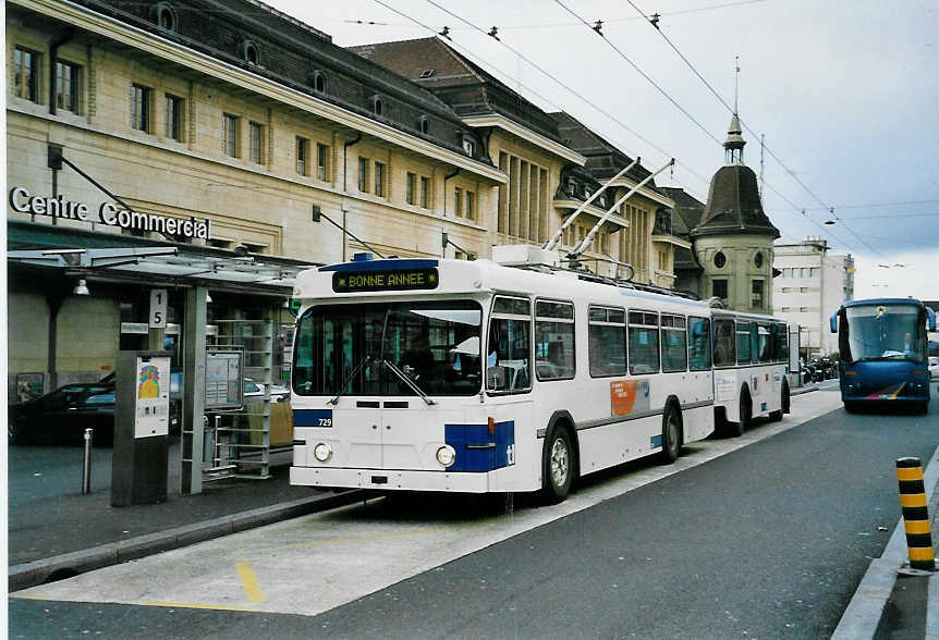 (058'410) - TL Lausanne - Nr. 729 - FBW/Hess Trolleybus am 1. Januar 2003 beim Bahnhof Lausanne