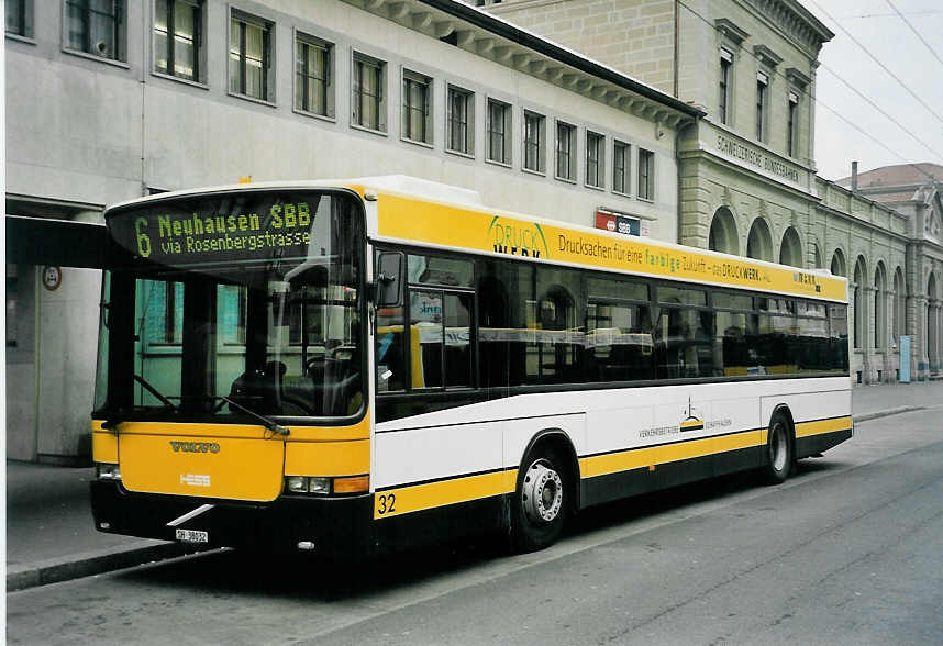 (058'803) - VBSH Schaffhausen - Nr. 32/SH 38'032 - Volvo/Hess am 20. Februar 2003 beim Bahnhof Schaffhausen