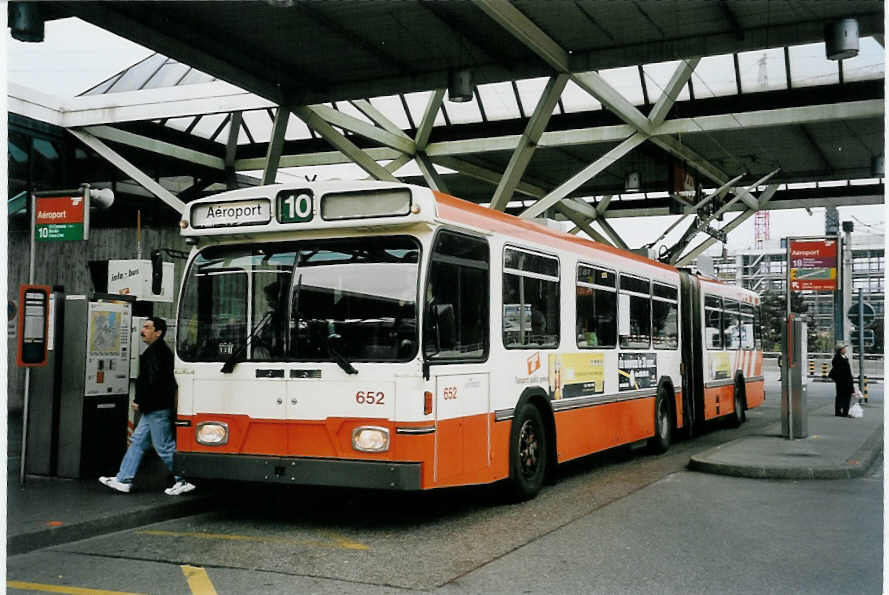 (059'131) - TPG Genve - Nr. 652 - Saurer/Hess Gelenktrolleybus am 16. Mrz 2003 in Genve, Aroport