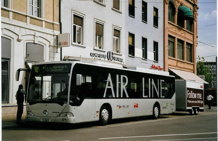 (059'834) - PTT-Regie - P 25'268 - Mercedes am 19. April 2003 beim Bahnhof Basel