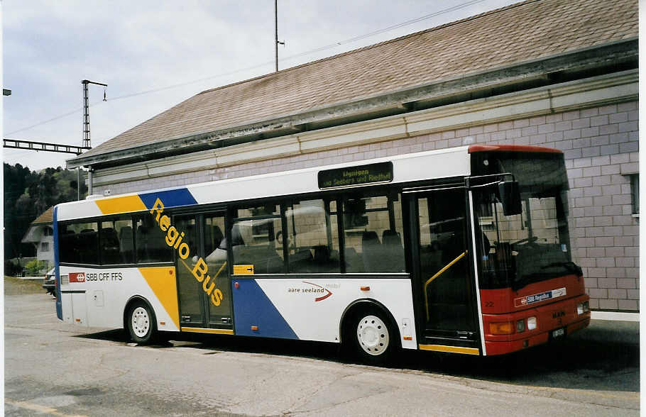 (060'014) - ASm Langenthal - Nr. 22/BE 26'907 - MAN/Gppel am 21. April 2003 beim Bahnhof Wynigen