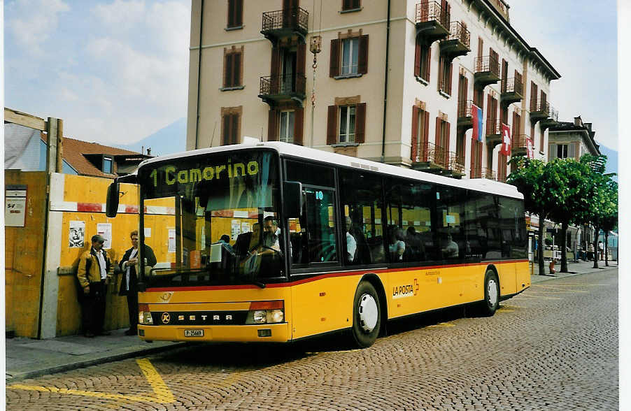 (060'401) - PTT-Regie - P 25'669 - Setra am 26. Mai 2003 beim Bahnhof Bellinzona