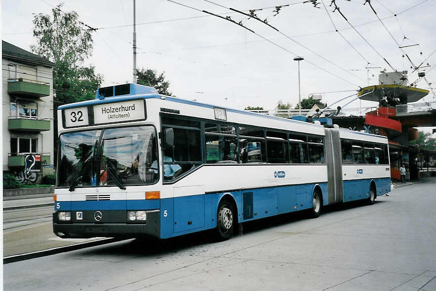 (062'111) - VBZ Zrich - Nr. 5 - Mercedes Gelenktrolleybus am 29. Juli 2003 in Zrich, Bucheggplatz