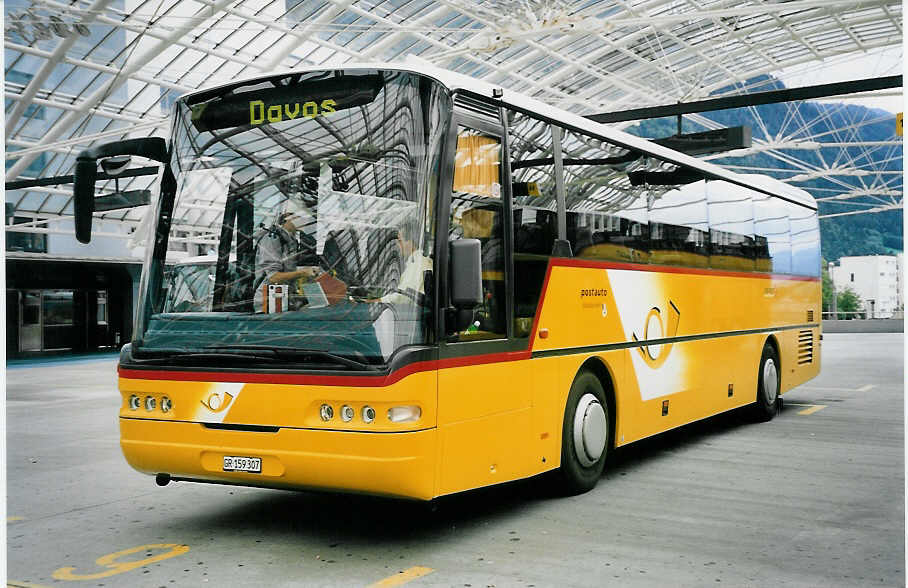 (062'136) - PostAuto Graubnden - GR 159'307 - Neoplan (ex P 25'150) am 29. Juli 2003 in Chur, Postautostation