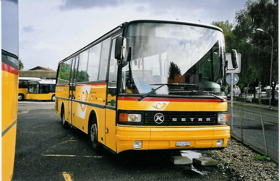 (062'811) - CarPostal Vaud-Fribourg - VD 532'507 - Setra (ex P 25'012) am 30. August 2003 in Yverdon, Garage