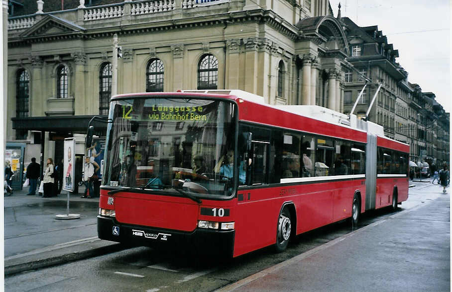 (063'126) - Bernmobil, Bern - Nr. 10 - NAW/Hess Gelenktrolleybus am 30. August 2003 beim Bahnhof Bern