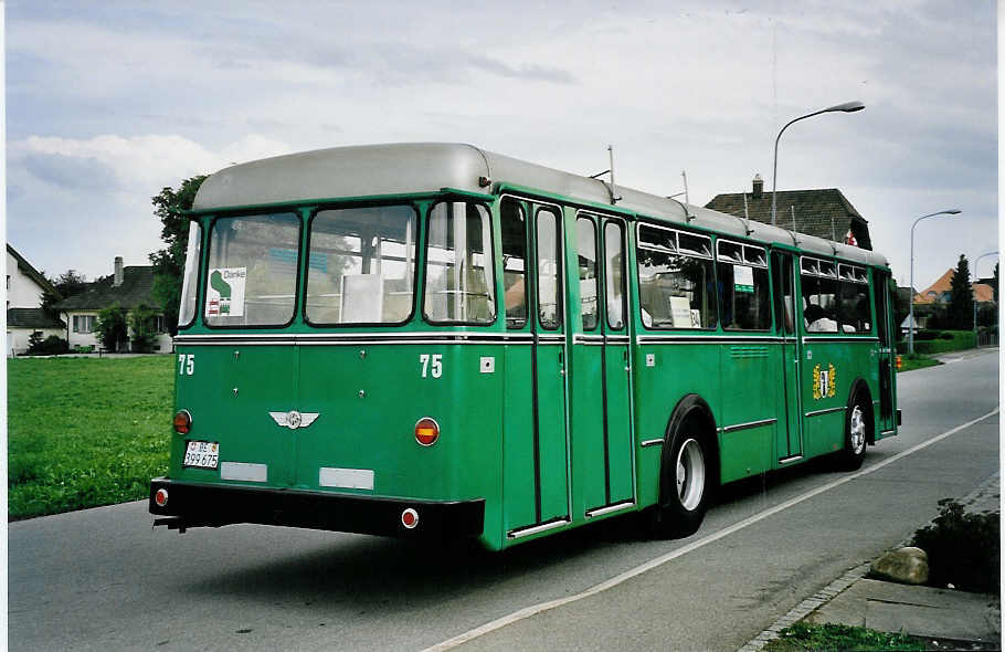 (063'326) - BVB Basel (RWB) - Nr. 75/BE 399'675 - FBW/FHS am 7. September 2003 beim Bahnhof Fraubrunnen