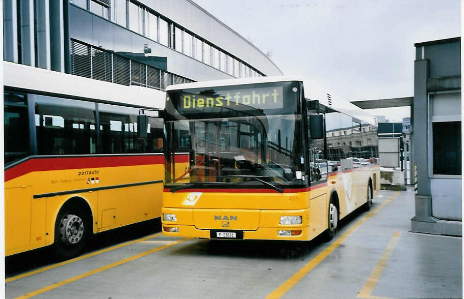 (063'414) - PTT-Regie - P 23'031 - MAN/Gppel am 11. September 2003 in Bern, Postautostation