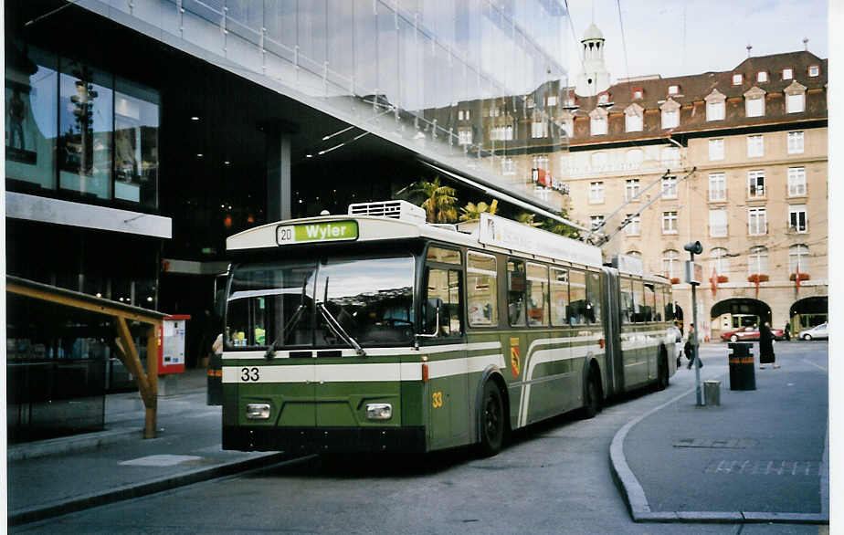 (063'623) - SVB Bern - Nr. 33 - FBW/Hess Gelenktrolleybus am 27. September 2003 beim Bahnhof Bern