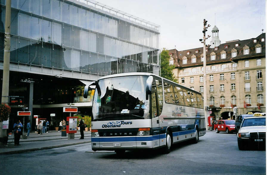 (063'624) - AAGI Interlaken - Nr. 19/BE 26'807 - Setra am 27. September 2003 beim Bahnhof Bern