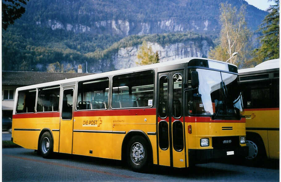 (064'001) - AVG Meiringen - Nr. 66/BE 403'166 - NAW/Hess (ex P 24'452) am 11. Oktober 2003 in Meiringen, Garage