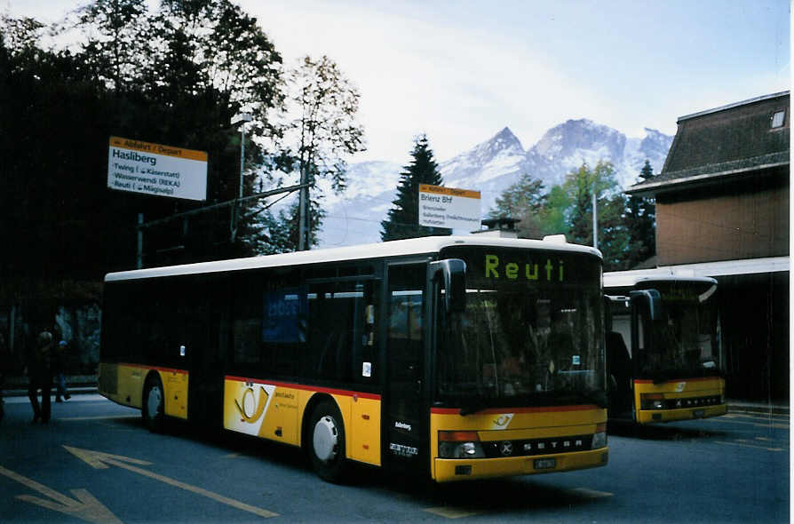 (064'004) - AVBB Schwanden - BE 568'700 - Setra am 11. Oktober 2003 auf dem Brnigpass