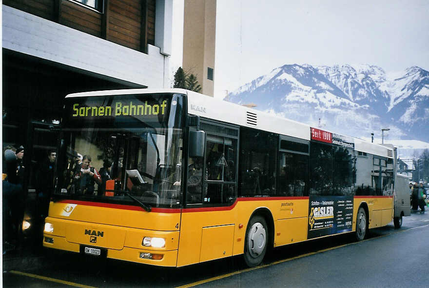 (064'730) - Dillier, Sarnen - Nr. 4/OW 10'023 - MAN am 27. Dezember 2003 beim Bahnhof Sarnen