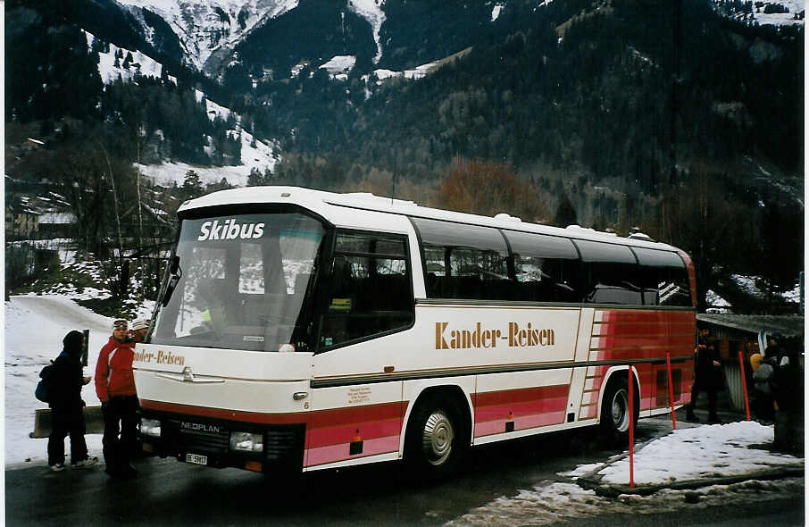 (064'909) - Kander-Reisen, Frutigen - Nr. 6/BE 59'817 - Neoplan am 28. Dezember 2003 beim Bahnhof Frutigen