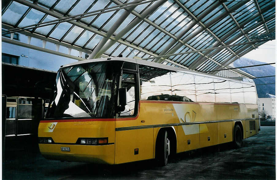 (065'017) - PostAuto Graubnden - GR 102'353 - Neoplan (ex P 25'134) am 1. Januar 2004 in Chur, Postautostation