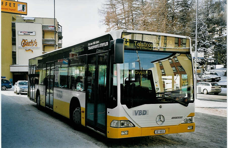 (065'025) - Stiffler, Davos - GR 8053 - Mercedes am 1. Januar 2004 beim Bahnhof Davos-Dorf