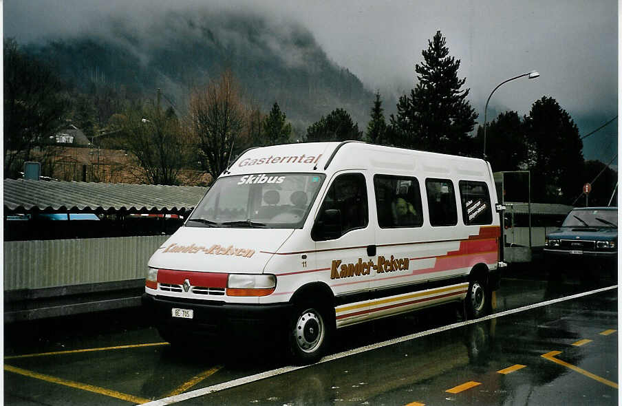 (065'308) - Kander-Reisen, Frutigen - Nr. 11/BE 705 - Renault am 7. Februar 2004 beim Bahnhof Frutigen