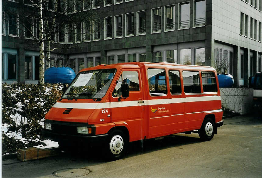 (065'719) - ZVB Zug - Nr. 124 - Renault (ex Villiger, Cham) am 28. Februar 2004 in Zug, Garage