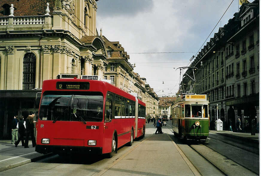 (065'912) - Bernmobil, Bern - Nr. 62 - Volvo/R&J Gelenktrolleybus am 7. Mrz 2004 beim Bahnhof Bern