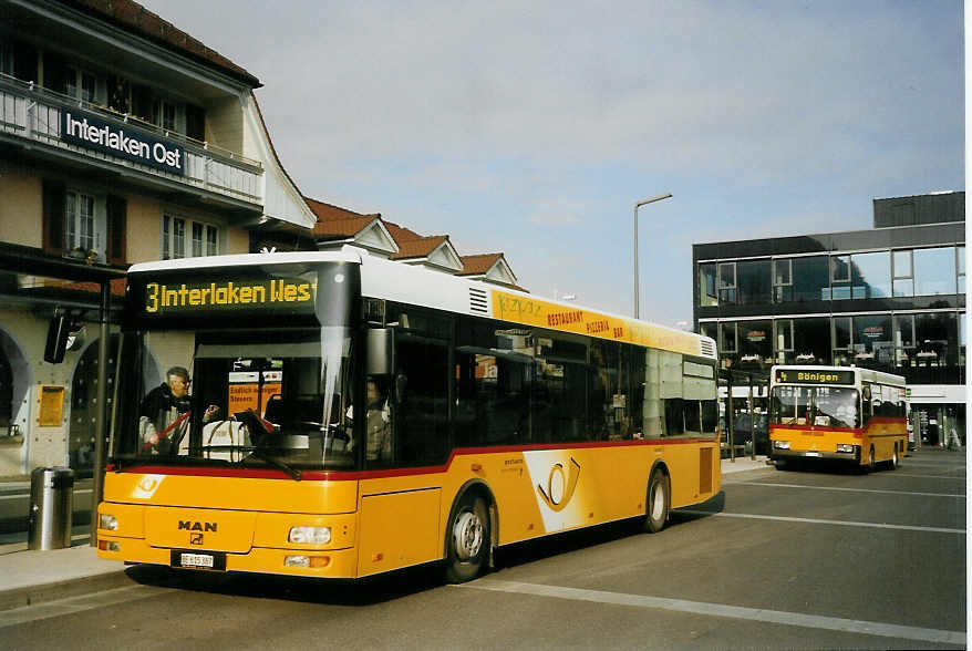 (066'404) - PostAuto Berner Oberland - BE 615'387 - MAN/Gppel (ex P 23'034) am 27. Mrz 2004 beim Bahnhof Interlaken Ost