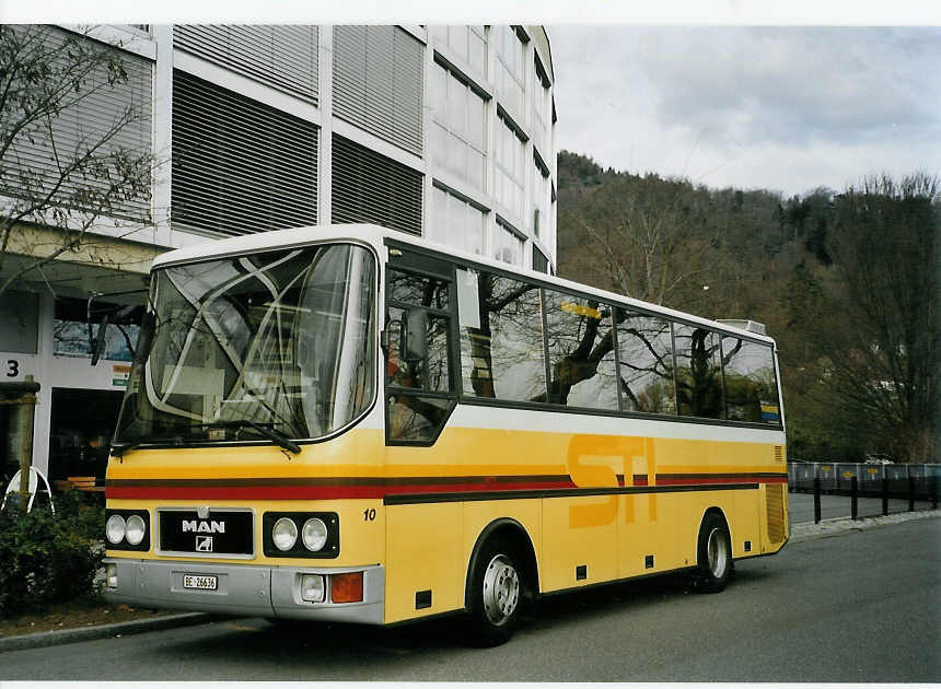 (066'420) - STI Thun - Nr. 10/BE 26'636 - MAN/Gppel (ex TSG Blumenstein Nr. 10) am 5. April 2004 bei der Schifflndte Thun