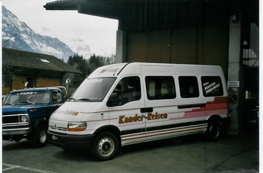 (066'507) - Kander-Reisen, Frutigen - Nr. 9 - Renault am 17. April 2004 in Frutigen, Markthalle